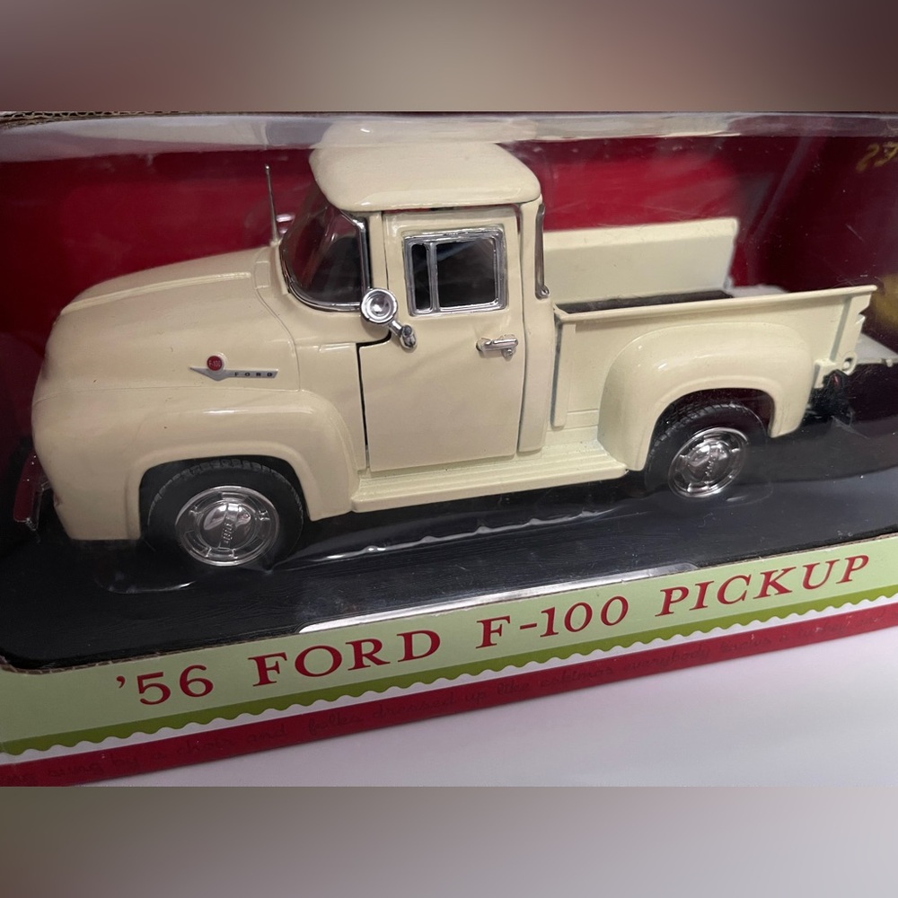 Vintage “56 Ford”: F100 Pickup in Box: 1:24 Scale